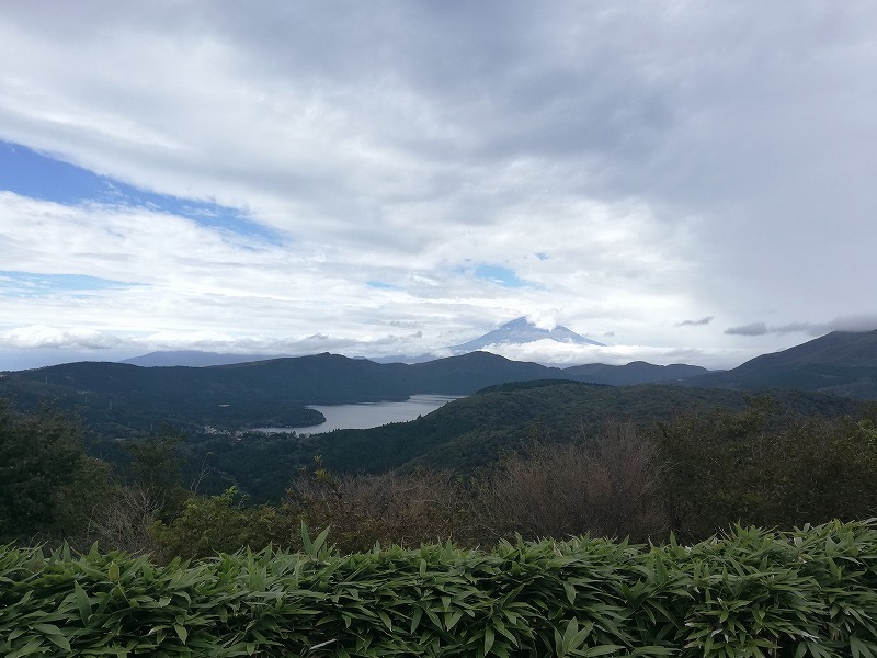 ゴール地点からのぞむ芦ノ湖と富士山